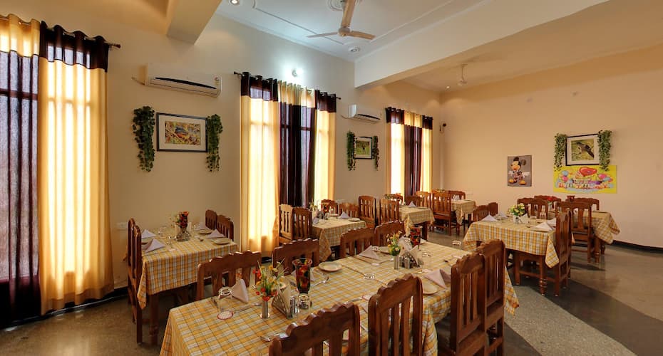 https://imgcld.yatra.com/ytimages/image/upload/t_hotel_yatra_details_desktop/v1451469282/Domestic Hotels/Hotels_Bharatpur/Geetanjali Hotel  Motel/RESTAURANT.jpg